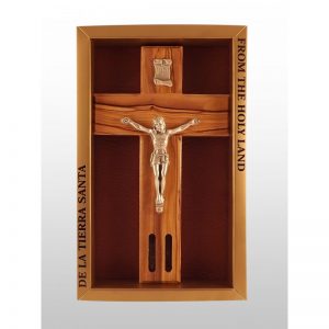 Crucifijo del Tercer Milenio hecha a mano de madera de olivo con agua y tierra en ventana-364
