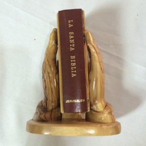 Manos con Biblia, hecho de madera de olivo