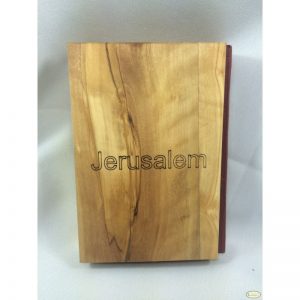 Biblia con cobertor hecho de madera de olivo