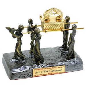 Arca de la Alianza con Sacerdotes