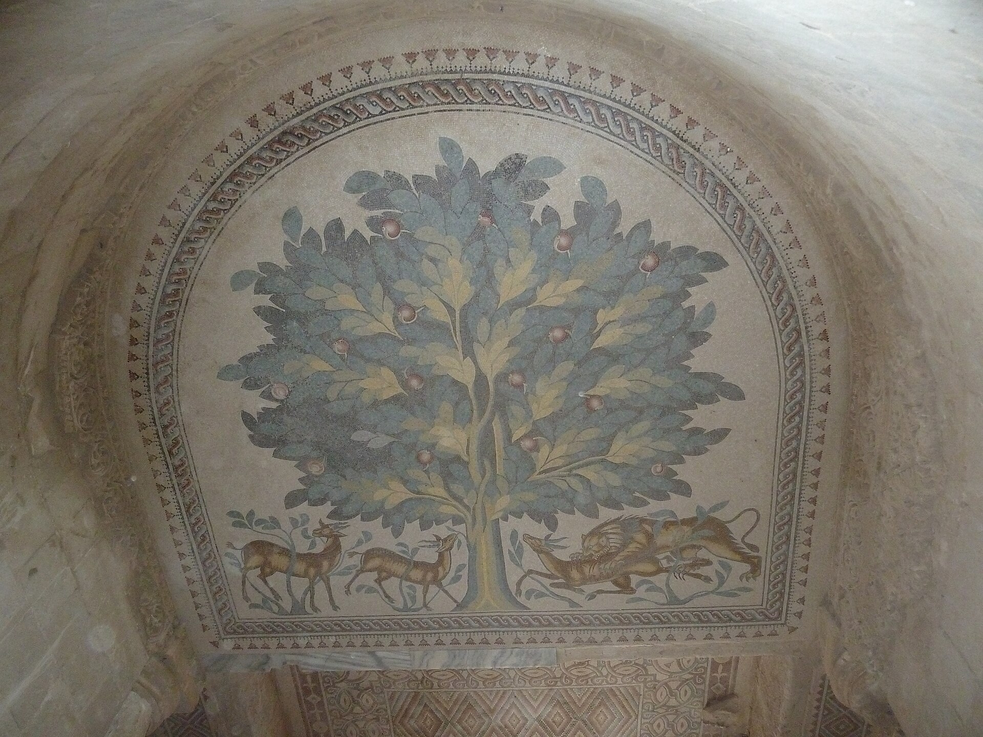 Mosaico omeya del Árbol de la Vida en el diwan del Palacio de Hisham en Jericó