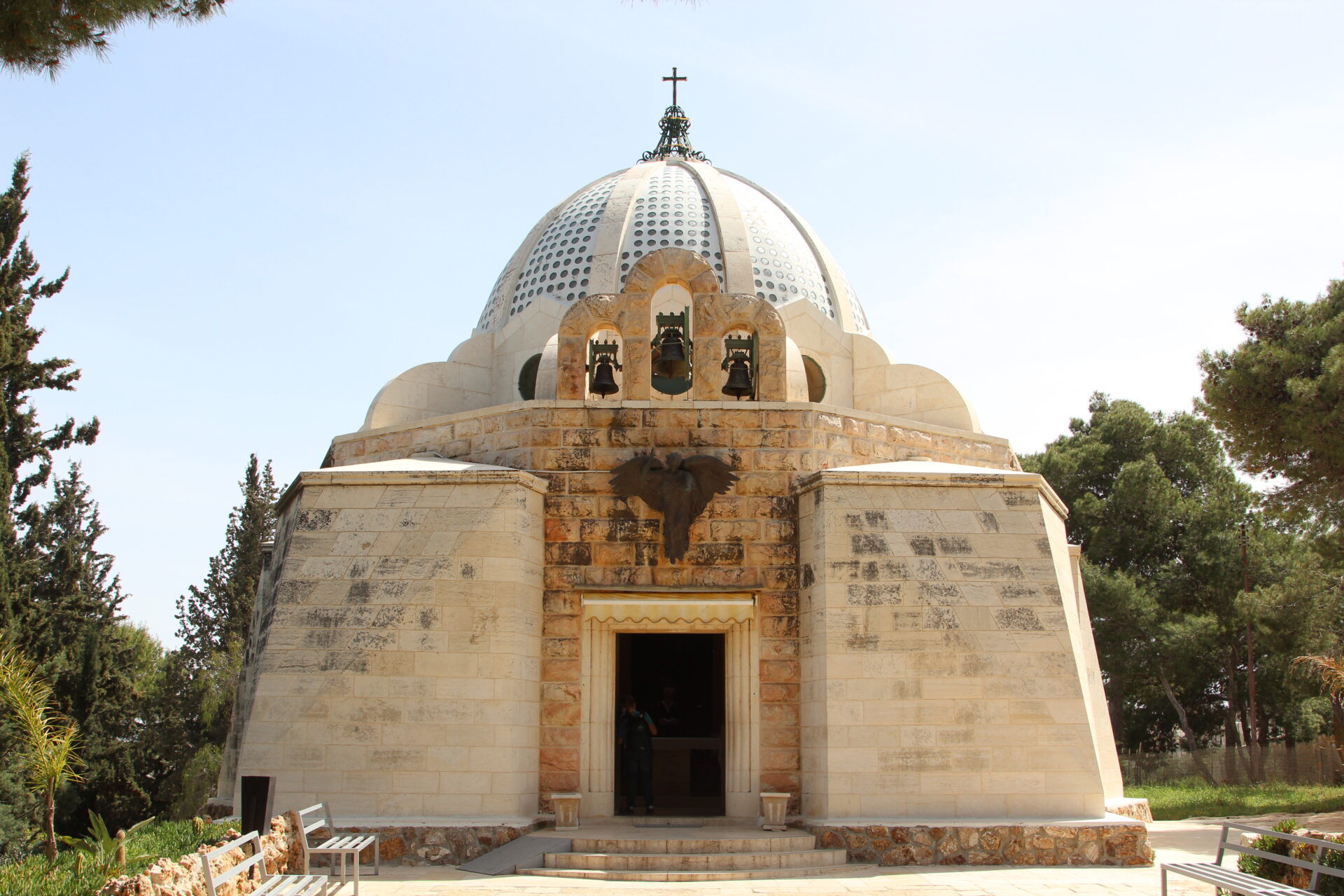 Santuario del Campo de los Pastores rodeado de olivos en Beit Sahour cerca de Belén