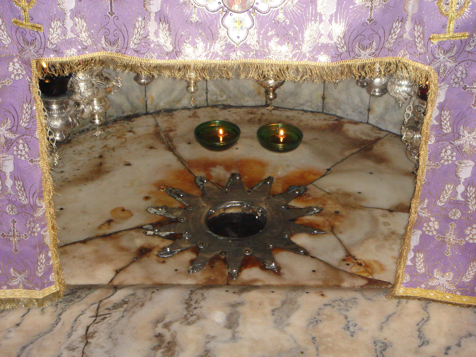 Estrella de plata de 14 puntas bajo el altar de mármol en la Gruta de la Natividad en Belén