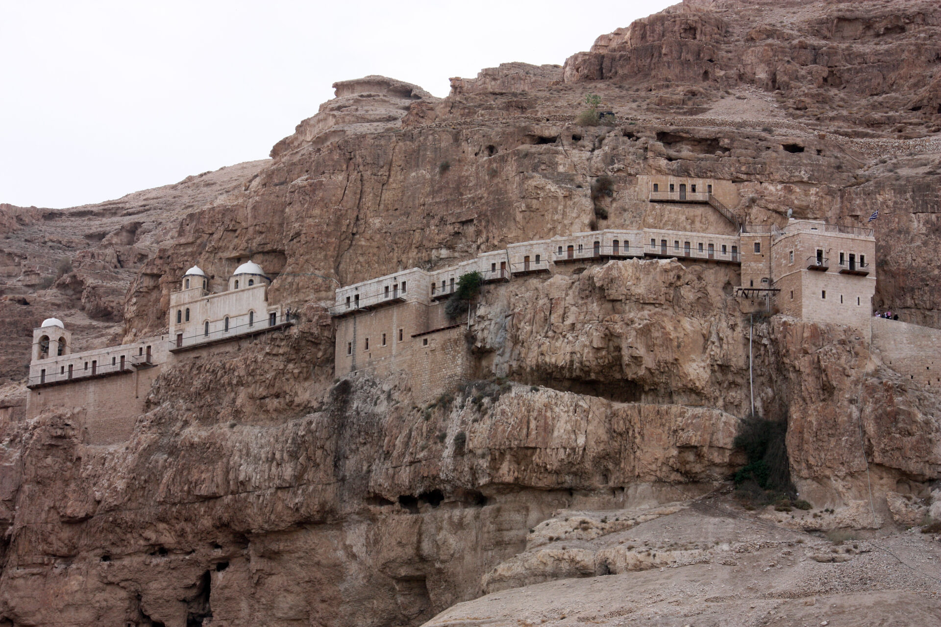 Acantilado del Monte de la Tentación con el Monasterio ortodoxo de Qarantal incrustado en la roca sobre Jericó
