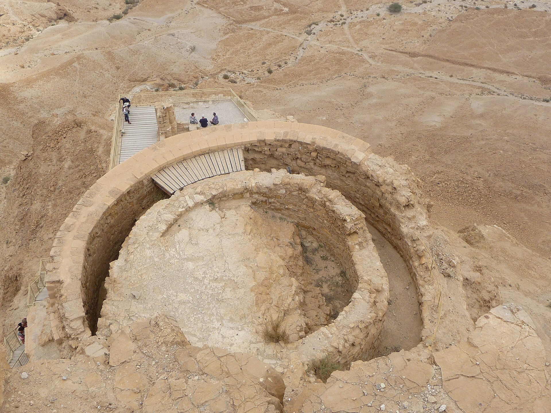 Ruinas de las tres terrazas del Palacio Norte de Herodes colgando sobre el acantilado de Masada