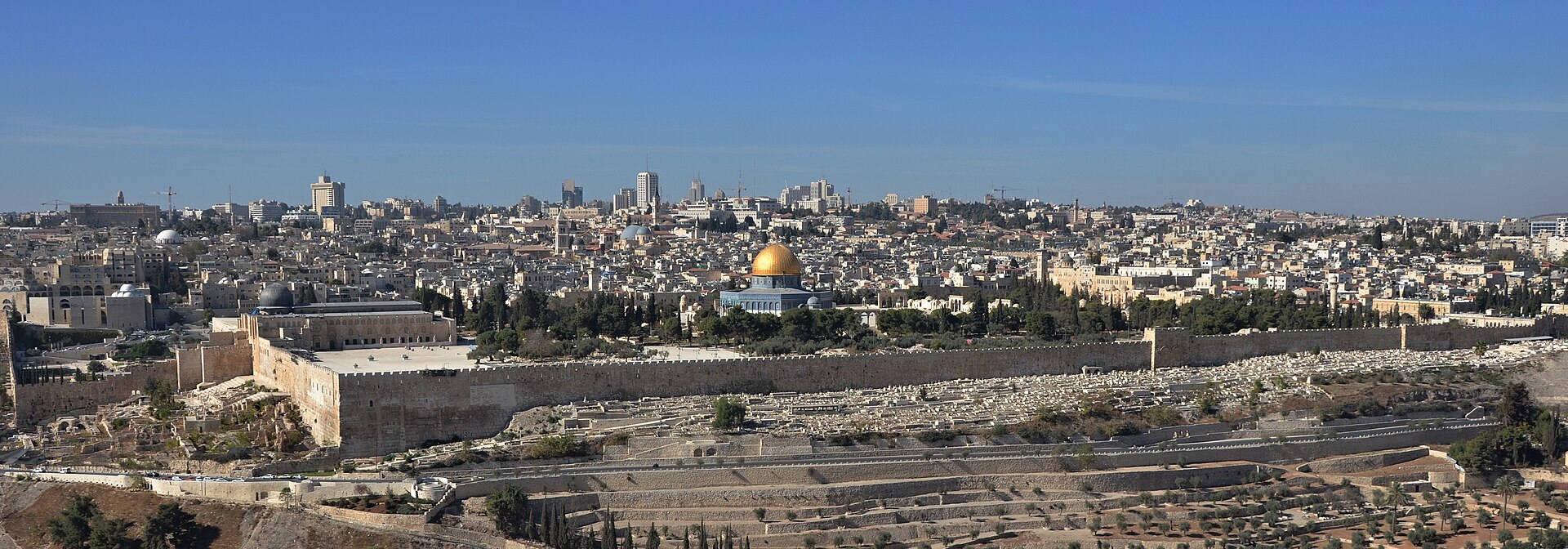 Panorámica clásica de Jerusalén con los peregrinos contemplando la Ciudad Vieja desde el mirador del Monte de los Olivos