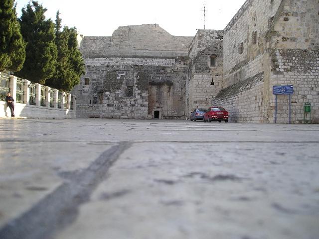 Fachada exterior de piedra de la Basílica de la Natividad vista desde la Plaza del Pesebre en Belén